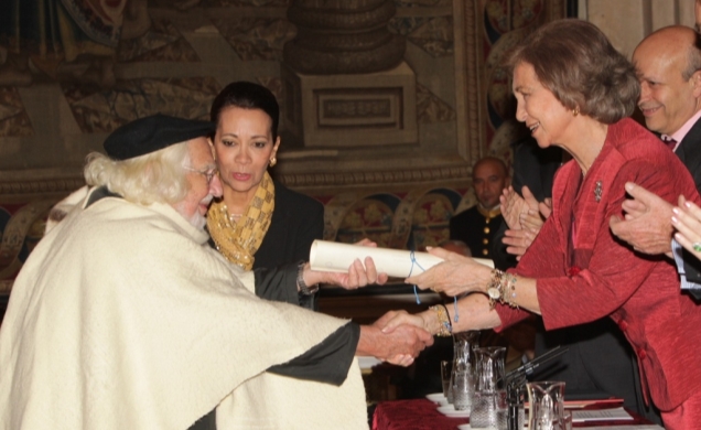 Su Majestad la Reina hace entrega del galardón a Ernesto Cardenal